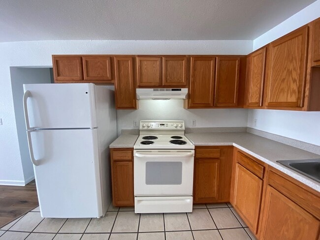 Building Photo - Candler - Two Bedroom updated apartment