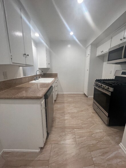 Building Photo - 251 N El Molino Ave