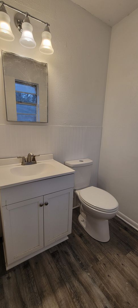 Building Photo - Beautifully remodeled 4 bed/1&1/2 bath home