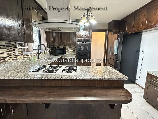 Building Photo - Burnsville Single Family Home, 2 Car Garage, Large Sun Room, Fireplace, Deck