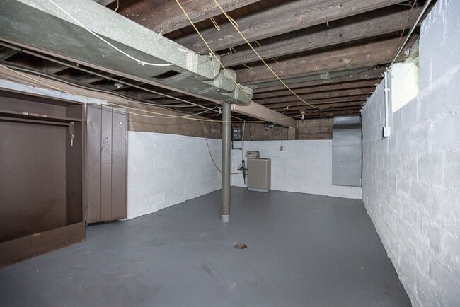Building Photo - 3 Bedroom/1 bath Single House!!