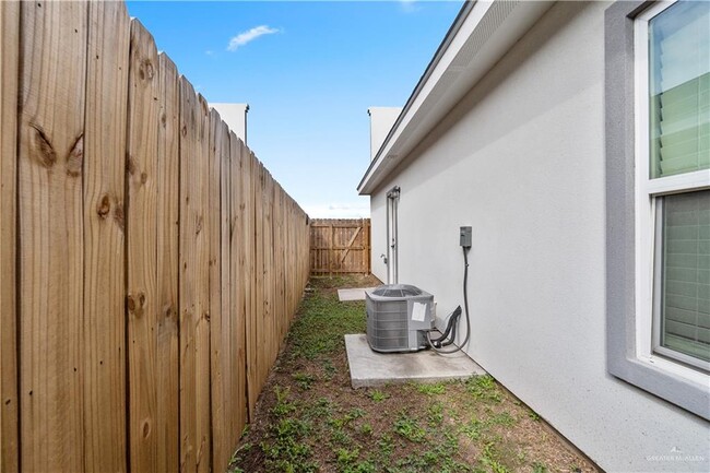 Building Photo - 17 N 33rd Ln