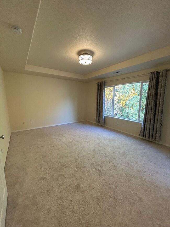 Building Photo - Spacious 4 Bedroom (plus den), 3 Bath Home...