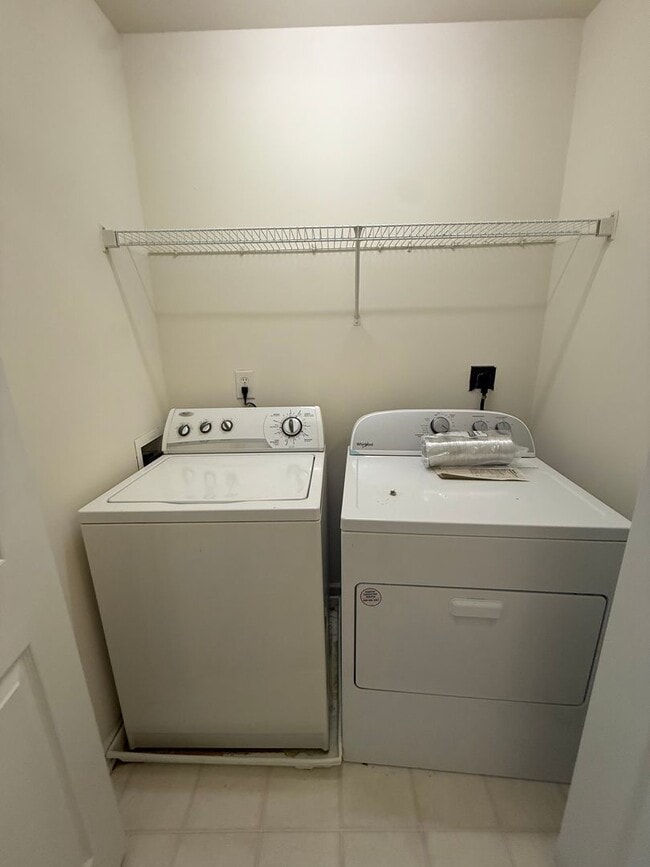 Building Photo - Spacious 2 bedroom 2.5 bath townhome