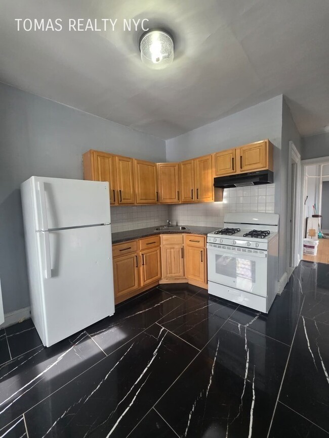 Building Photo - 16 Sherwood Ave