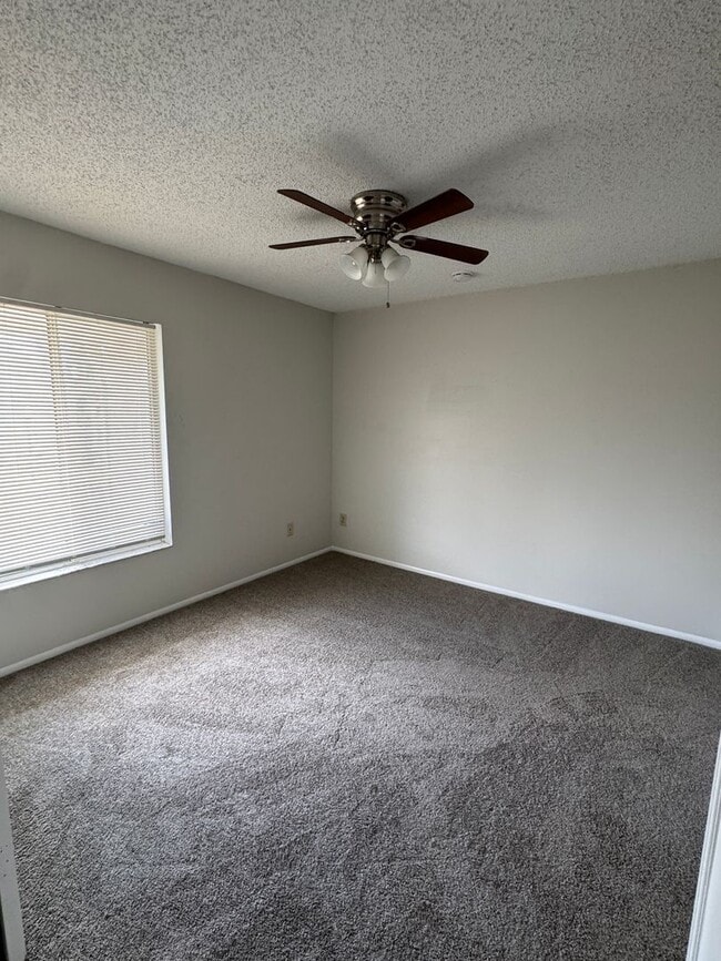Building Photo - Newly Remodeled 2/2 in Pine Shadows Condom...
