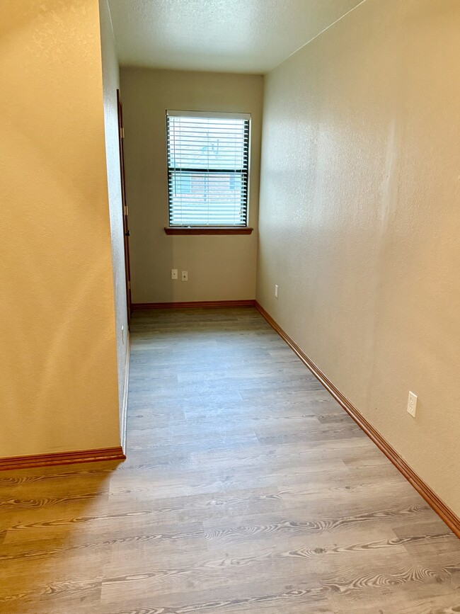 Building Photo - 2204 Lakeview Dr