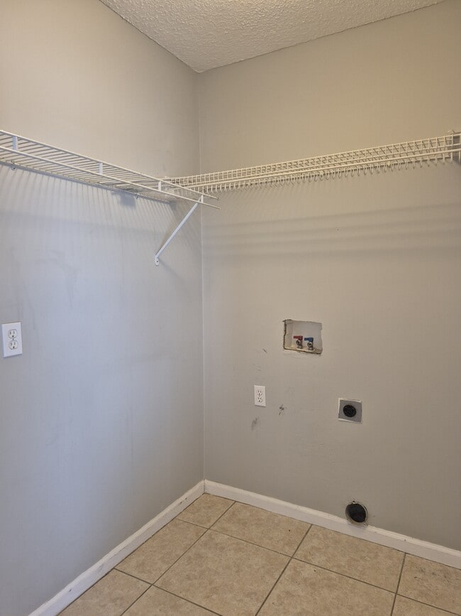 Building Photo - 3053 Schroer Dr