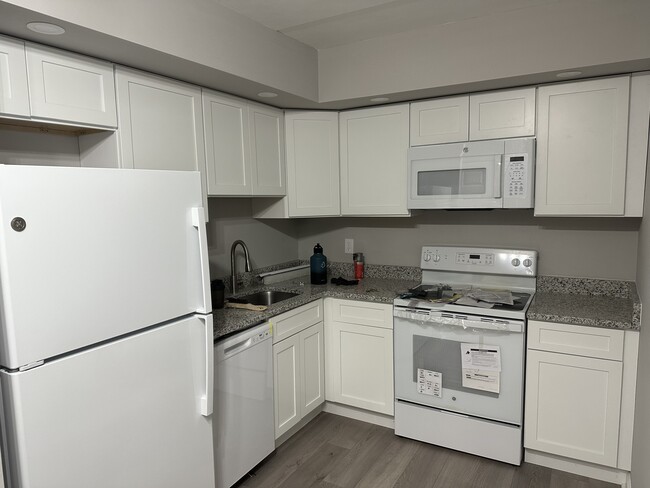 Kitchen showing appliances - 1575 W Street Rd