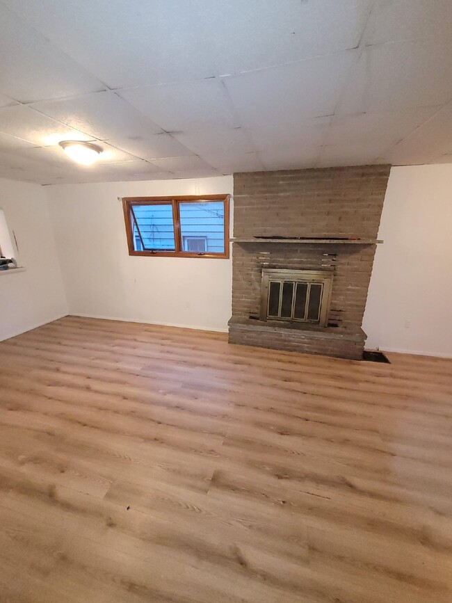 Building Photo - Large 3BR, 1BA AVAILABLE NOW! Apply Today!