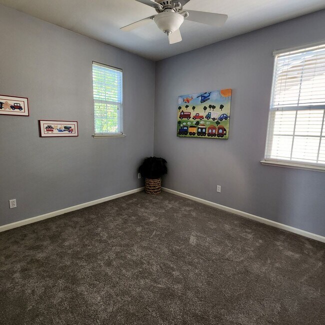 Building Photo - 4 bed 2.5 bath Single Family Home