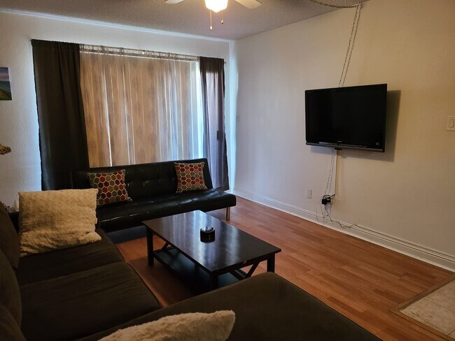 Building Photo - 1515 E Reno Ave