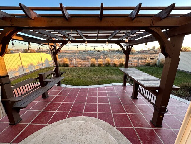 Building Photo - Beautiful 3 Bed 2.5 Bath in Thompson River...