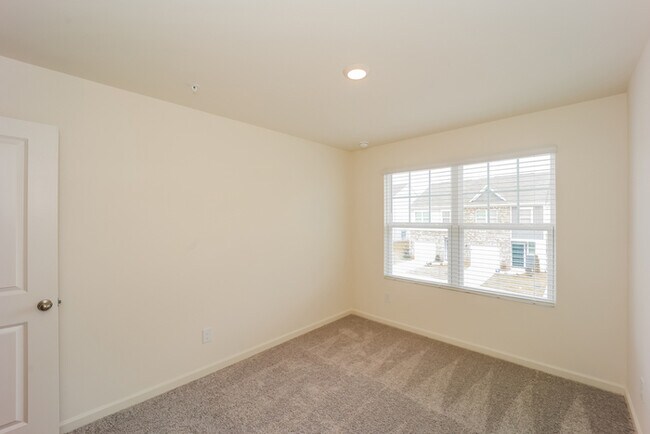 Building Photo - Fantastic 3bd/2.5ba home! Coming soon!