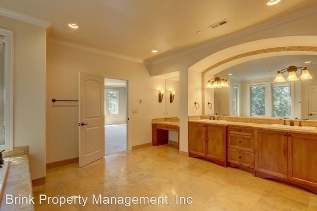 Building Photo - 4 br, 3.5 bath House - 10925 SE Lake Rd