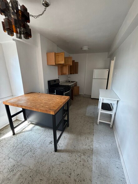 Building Photo - 303 Beverley Rd