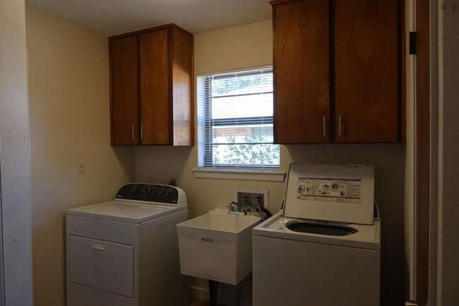 Building Photo - 4819 Royal Oak St