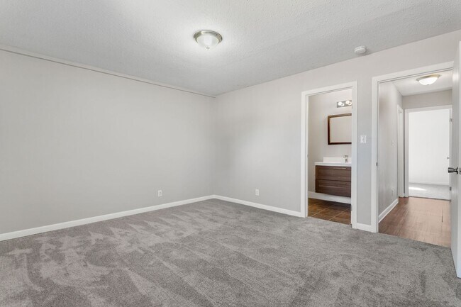 Building Photo - 4BR w/ Driveway Parking near Denver Zoo & City Park