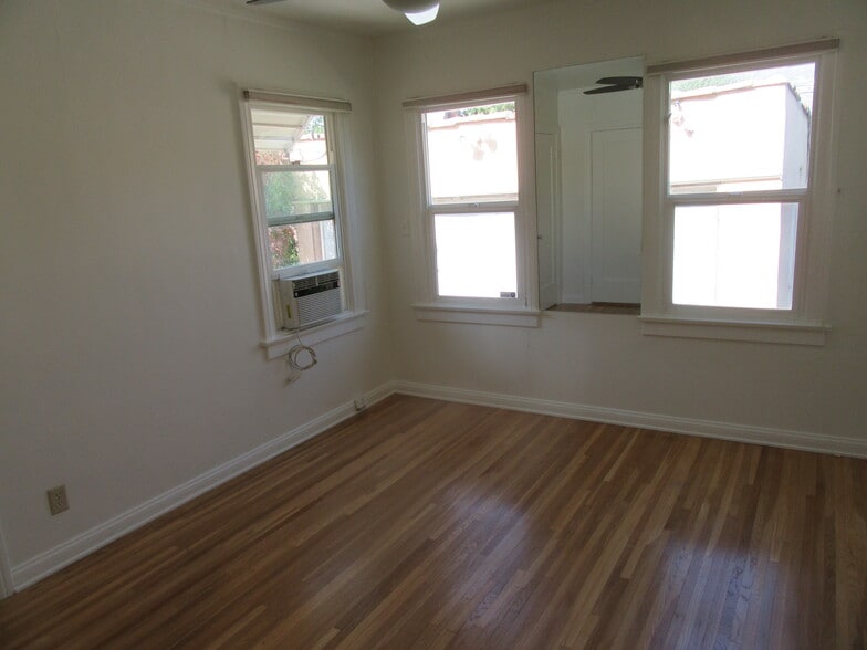 window view master bedroom - 905 Coronado Dr