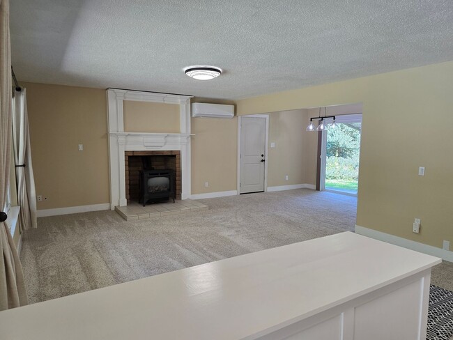 Building Photo - Beautiful Single Story Home