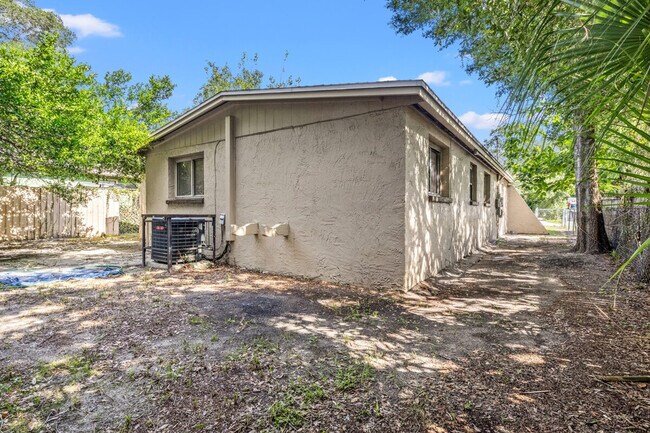 Building Photo - 3721 E Clifton St