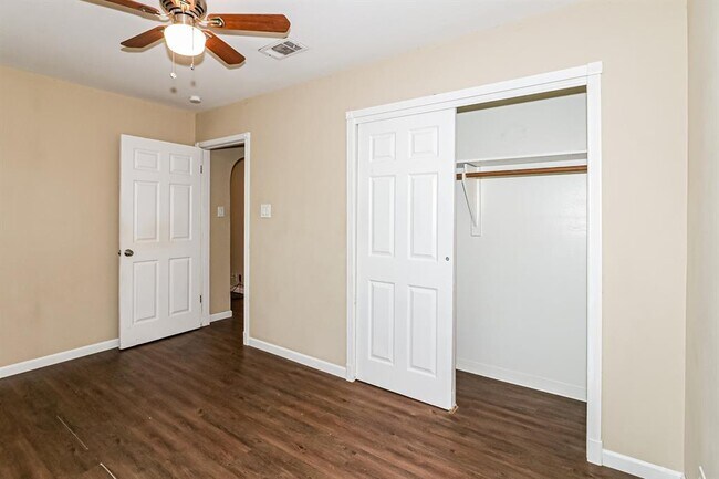 Building Photo - 6910 Cole Creek Dr