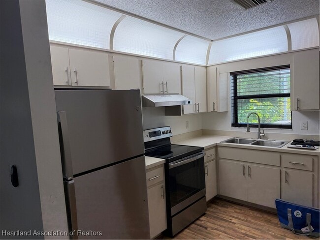 Building Photo - 905 Larkspur St