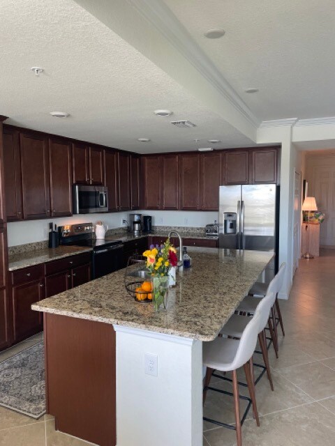 Open concept kitchen - 17108 Vardon Ter