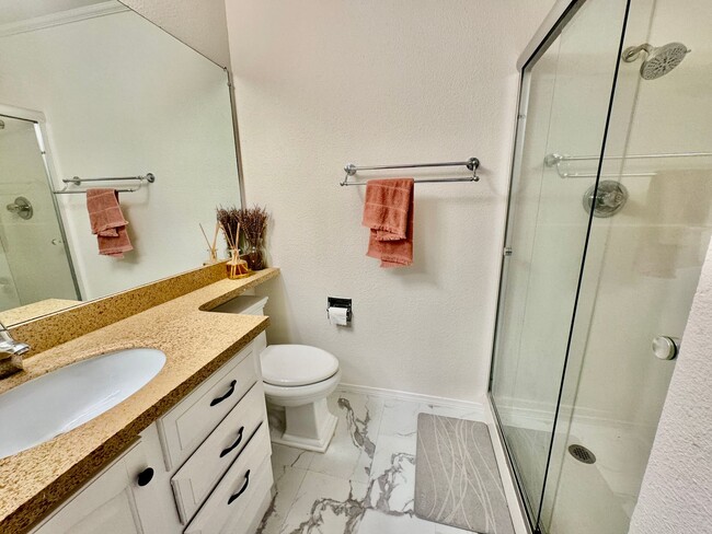 Building Photo - Stylish 3Bed/2.5Ba Daly City Home with Mod...
