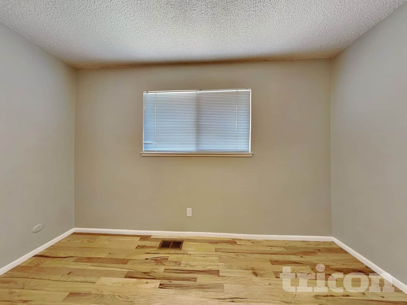 Building Photo - 1400 Ebbetts Dr