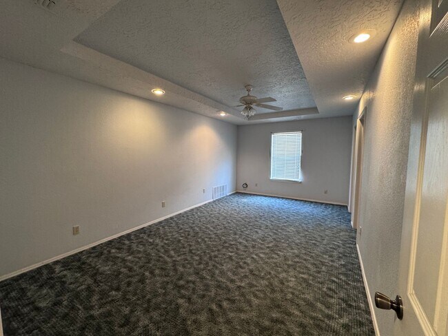 Building Photo - 420 E 9th St