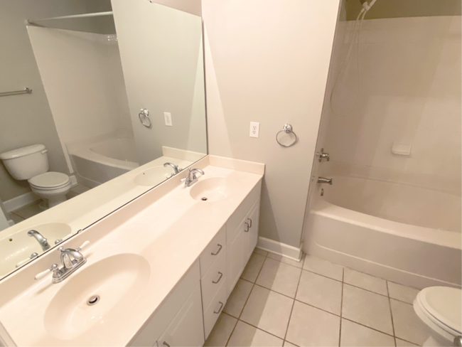 Building Photo - Hot 2 bed 2.5 bath townhome  in Uptown Charlotte!