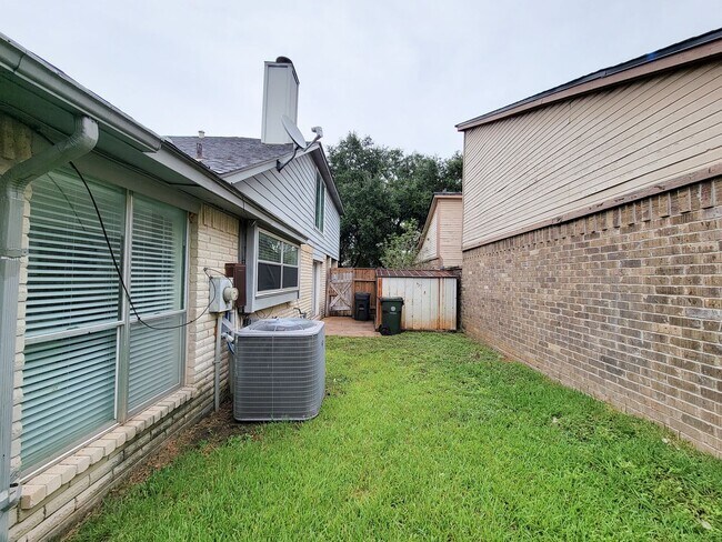 Building Photo - Welcome to this beautiful 2 story, 4 bedroom 2.5 bath home. Spacious living area with high ceilin...