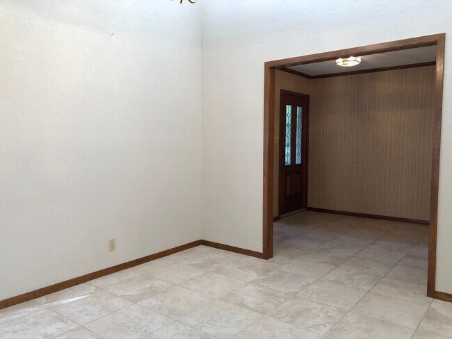 Building Photo - 4305 Center Oak Wds