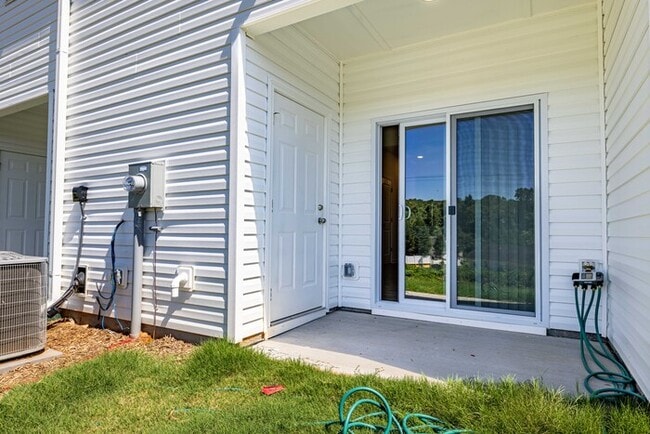 Building Photo - 2 Bedroom Townhome in Lowell