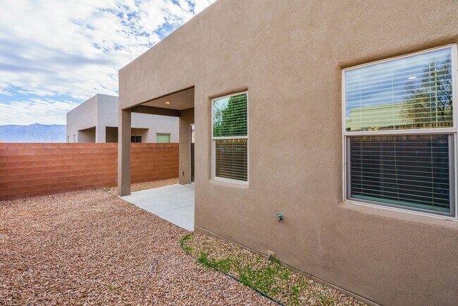 Building Photo - 3289 Oakmount Dr SE