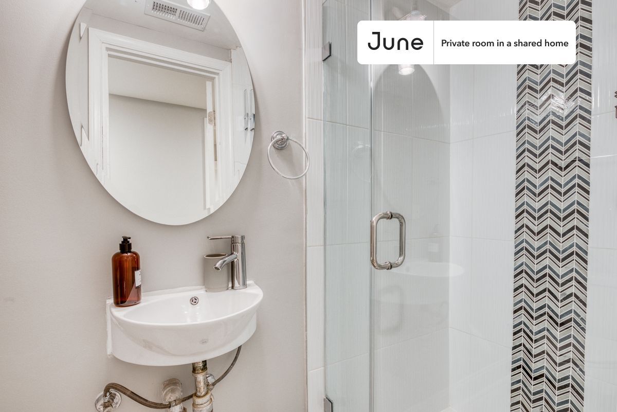 Building Photo - Room in Shared 4 bed/3.5 bath home