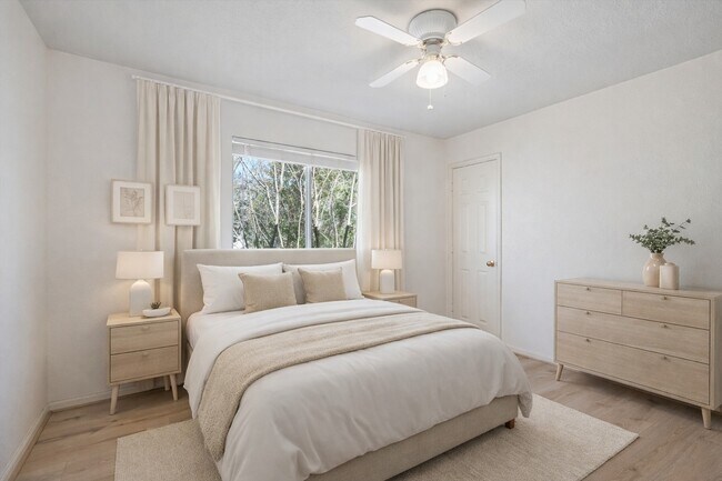 Building Photo - 2630 Lakeway Dr