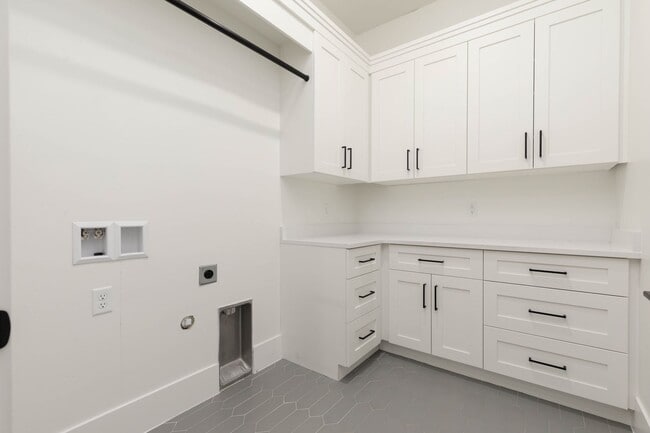 Building Photo - Beautiful 5 bed | 4 Bath | 3 Car Garage
