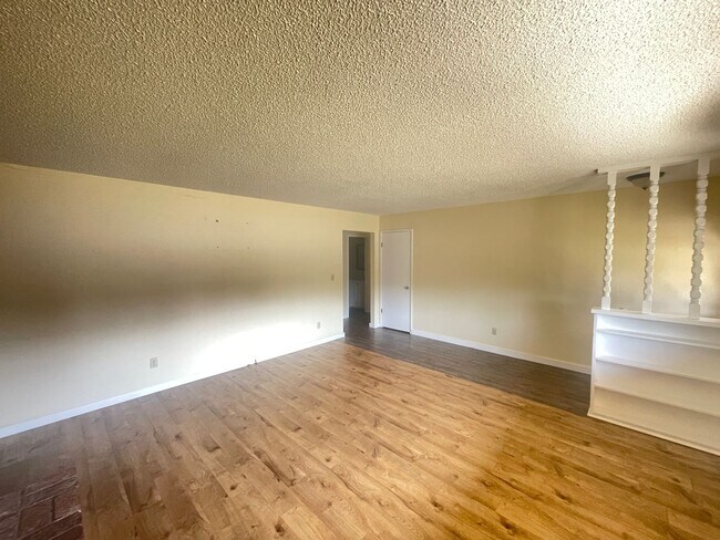 Building Photo - 4590 Excelsior Rd