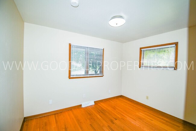 Building Photo - 2 Bedroom 1 Bath duplex home in Windsor Heights with Garage!!!