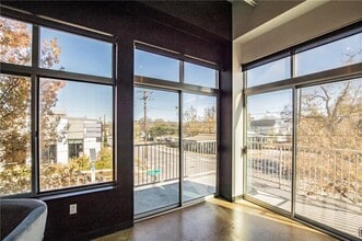 Building Photo - 2401 E 6th St