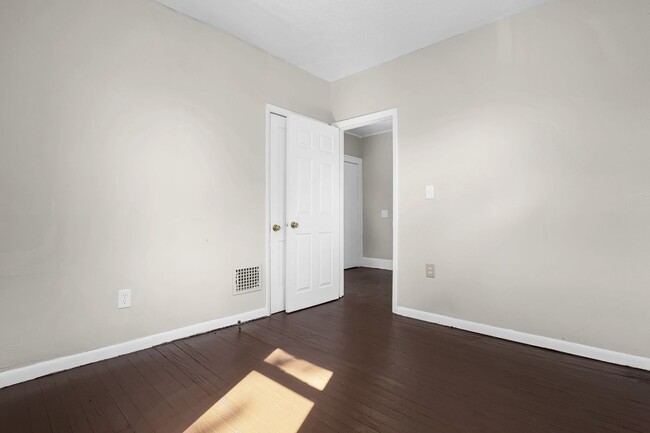 Building Photo - Updated 3 Bed Home