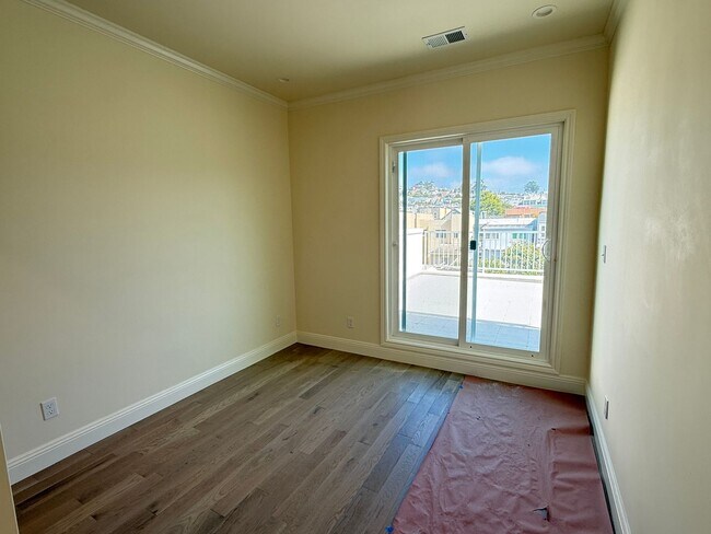Building Photo - 220A-220A Sadowa St