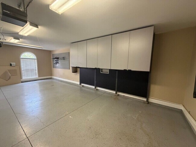 Building Photo - Spacious Executive Home in North Knox Summer Rose Subdivision
