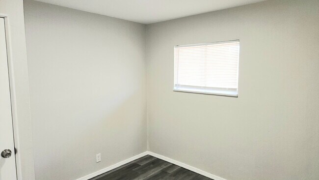 Building Photo - 248 Perthshire Rd