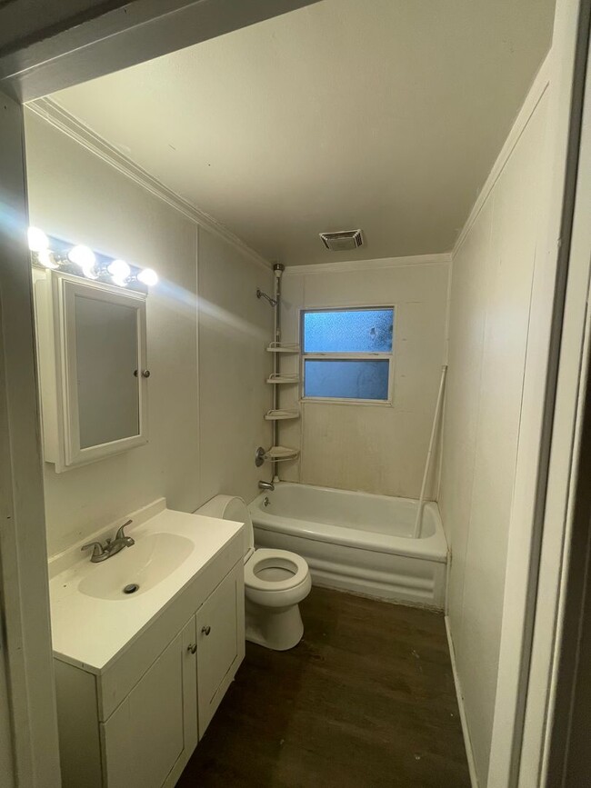 Building Photo - Affordable 3-Bedroom Duplex in Prime Sprin...