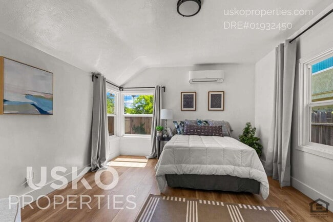 Building Photo - "Charming 4-Bed Retreat in the Heart of Sa...