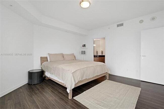 Building Photo - 300 S Biscayne Blvd