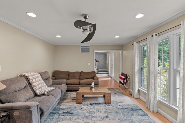 Building Photo - 327 Plantation Dr